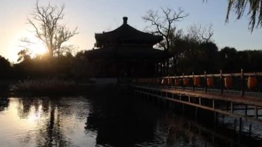 Pekin, Çin - 3 Kasım 2024: Jianbi Pavyonu Pekin, Çin 'deki Yuanmingyuan Parkı içinde. Çadırın orijinali 1811 'de yapılmış..