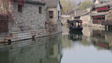 Pekin, Çin - 8 Kasım 2024: Gubei Su Kasabası Manzarası, Pekin. Bu su kasabası titizlikle yeniden inşa edilmiş antik bir kasabadır..