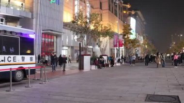 Pekin, Çin - 2 Kasım 2024: İnsanlar Pekin 'deki yaya Wangfujing alışveriş caddesinde Alacakaranlıkta yürüyorlar