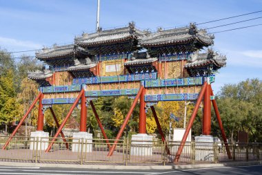Pekin, Çin-4 Kasım 2024: Pekin Yaz Sarayı Archway. Yaz Sarayı Pekin 'de geniş bir göl, bahçe ve saray topluluğu.