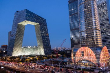 Pekin, Çin - 4 Kasım 2024: Pekin, Çin 'deki CCTV genel merkezi. 51 katlı yapışık kulelerden oluşmuş.