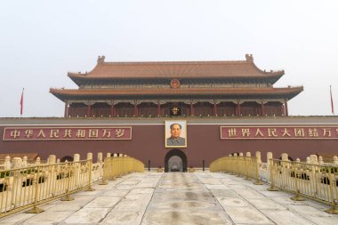 Pekin, Çin - 2 Kasım 2024: Yasak Şehir - Cennetin Kapısı (Tianananmen), Pekin, Çin. Tiananmen Meydanı ilk olarak 1651 yılında tasarlanıp inşa edildi.