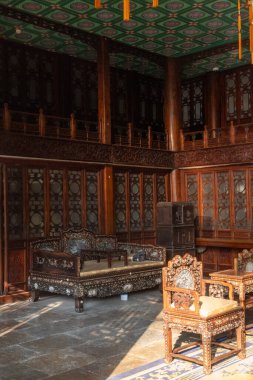Pekin, Çin-7 Kasım 2024: Pekin, Çin 'deki Prince Gong Malikanesi' nde lüks mobilyalar. Prince Gong Konağı bir müze ve turistik bir yerdir.