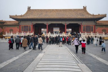 Pekin, Çin - 2 Kasım 2024: Pekin 'deki Yasak Şehir' e turistler geldi. Saray Müzesi 1406-1420 yılları arasında inşa edildi ve imparatorluk sarayı olarak hizmet verdi. UNESCO Dünya Mirası.