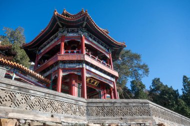 Pekin, Çin - 4 Kasım 2024: Harikalar Diyarı 'ndan Geçiş Salonu ya da Çin' in Pekin kentindeki Yaz Sarayı 'nda Huazhongyou. Kunming Gölü manzarası olan bir yer..