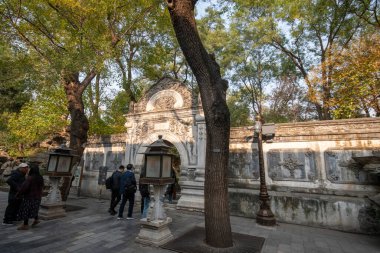 Pekin, Çin-7 Kasım 2024: Beijing, Çin 'deki Prince Gong Malikanesi' nin batı tarzı kapısı. Batı tarzı kapı, eski Çin oymalarıyla batı tarzının mükemmel bir uyumudur..
