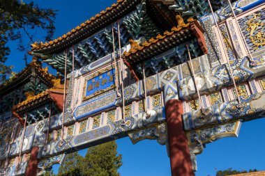 Pekin, Çin-4 Kasım 2024: Pekin Yaz Sarayı Archway. Yaz Sarayı Pekin 'de geniş bir göl, bahçe ve saray topluluğu.