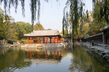 Pekin, Çin - 7 Kasım 2024: Pavilion ve Pekin, Çin 'deki Prince Gong Malikanesi' nin bahçesindeki bir gölet boyunca koridor