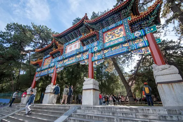 Pekin, Çin-4 Kasım 2024: Pekin Yaz Sarayı Archway. Yaz Sarayı Pekin 'de geniş bir göl, bahçe ve saray topluluğu.