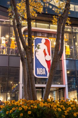 Pekin, Çin - 2 Kasım 2024: Wangfujing yürüyen caddesindeki NBA mağaza tabelası, Pekin, Çin.
