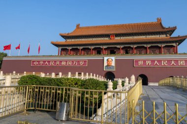 Pekin, Çin-12 Kasım 2024: Tiananmen Kulesi veya Pekin 'de mavi gökyüzü ile Cennet Kapısı. Modern Çin 'in sembolüdür..