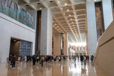 Pekin, Çin-12 Kasım 2024: Turistler Pekin 'deki Ulusal Çin Müzesini ziyaret etti. Bu müzede 1.4 milyondan fazla eşya ve 48 sergi salonu var..
