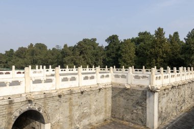 Pekin, Çin - 1 Kasım 2024: Cennetin Tapınağı, Pekin 'de giyinme terası. Soyunma terası beyaz mermer balyalarla çevrili bir kare taştır.