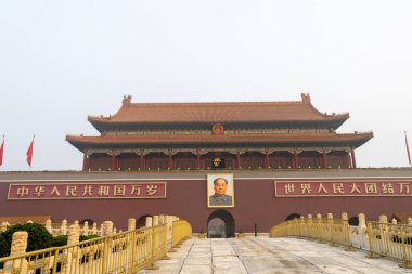 Pekin, Çin - 2 Kasım 2024: Yasak Şehir - Cennetin Kapısı (Tianananmen), Pekin, Çin. Tiananmen Meydanı ilk olarak 1651 yılında tasarlanıp inşa edildi.