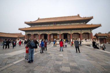 Pekin, Çin - 2 Kasım 2024: Pekin 'deki Yasak Şehir' e turistler geldi. Saray Müzesi 1406-1420 yılları arasında inşa edildi ve imparatorluk sarayı olarak hizmet verdi. UNESCO Dünya Mirası.