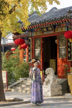 Pekin, Çin-7 Kasım 2024: Geleneksel Çin kıyafetleriyle Pekin 'deki Pekin Parkı' nı ziyaret eden turist.  