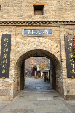 Pekin, Çin - 8 Kasım 2024: Gubei Su Kasabası Manzarası, Pekin. Bu su kasabası titizlikle yeniden inşa edilmiş antik bir kasabadır..