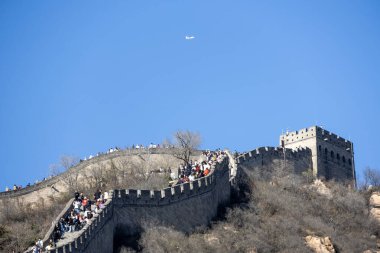 Pekin, Çin - 6 Kasım 2024: Güneşli bir sonbahar gününde birçok ziyaretçiyle Badaling 'deki Çin Seddi. İşkence, Çin Seddi 'nin en çok ziyaret edilen yeridir.