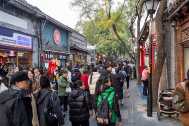 Pekin, Çin-9 Kasım 2024: Pekin, Çin 'deki Nanluoguxiang manzarası. 740 yıldan uzun bir geçmişe sahip Pekin 'in en popüler ve en eski Hutong' larından biridir.