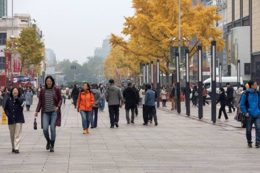 Pekin, Çin-11 Kasım 2024: Pekin 'deki Wangfujing Pedestrian Caddesi manzarası. Modern ve moda eğilimlerine sahip en tanınmış ve başarılı alışveriş caddesi.