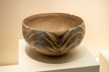 Pekin, Çin-12 Kasım 2024: Çin Ulusal Müzesi, Pekin 'de antik çömlek sergilenmektedir. Bu müzede 1.4 milyondan fazla eşya ve 48 sergi salonu var..