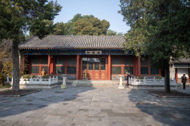 Pekin, Çin - 7 Kasım 2024: Pekin 'deki Pekin Parkı' ndaki Yulanxuan Salonu. Beihai Parkı 690.000 metrekarelik bir alanı kapsıyor. Su için 390.000 metrekare dahil..