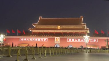 Pekin, Çin - 1 Kasım 2024: Pekin 'deki Tian-an-men Meydanı' nın gece sahnesi. Kapı Yasak Şehir 'in girişi..