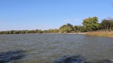 Pekin, Çin - 3 Kasım 2024: Pekin, Çin 'deki Yuanmingyuan Parkının güzel sonbahar manzarası. Çin tarihinin en muhteşem ve lüks imparatorluk bahçesiydi.