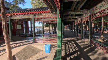 Pekin, Çin - 4 Kasım 2024: Pekin, Çin 'deki Yaz Sarayı' nda uzun koridor. Bu 728 metrelik koridor aynı zamanda Çin klasik bahçelerindeki en uzun koridor.