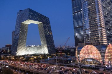 Pekin, Çin - 4 Kasım 2024: Pekin, Çin 'deki CCTV genel merkezi. 51 katlı yapışık kulelerden oluşmuş.