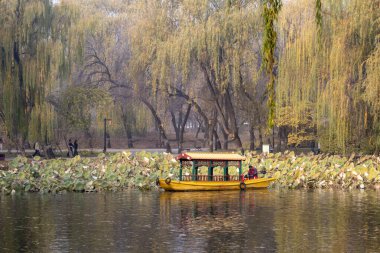 Pekin, Çin - 3 Kasım 2024: Pekin, Çin 'deki Yuanmingyuan Parkı' nda turistler için tekne turu. Çin tarihinin en muhteşem ve lüks imparatorluk bahçesiydi.