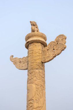 Pekin, Çin - 2 Kasım 2024: Tiananmen Meydanı 'nda Süslü Sütunlar veya Huabiao geleneksel Çin mimarisinde kullanılan bir tören sütunudur.