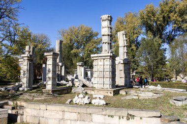 Pekin, Çin - 3 Kasım 2019: Pekin 'deki Yuanmingyuan Bahçesi içinde Batı Evi veya Xiyanglou kalıntıları. Qing Hanedanlığı 'nda inşa edilmiş ve 1860' da yakılmış bir imparatorluk bahçesi.