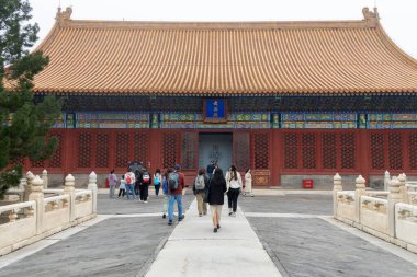 Pekin, Çin - 2 Kasım 2024: İnsanlar Pekin 'deki Yasak Şehir' i ziyaret ediyor. 24 Ming ve Qing Hanedanlığı İmparatorlarının sarayıydı.