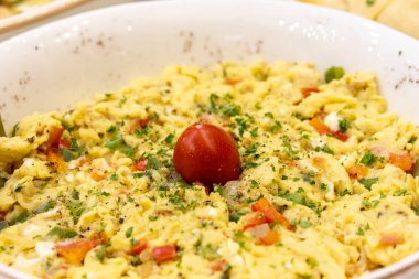 Lezzetli ve sağlıklı Shakshuka kızartma Pan içinde Baharatlı domates biber sosu haşlanmış yumurta.