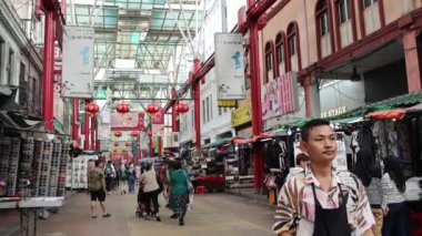 Kuala Lumpur, Malezya - 23 Aralık 2024: İnsanlar Kuala Lumpur 'daki Petaling Caddesi' nden alışveriş yapıyor. Etnik Çinliler 1850 'lerden beri Çin Mahallesi Petaling Sokağı' na yerleşmeye başladı..