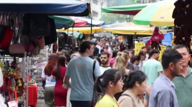 Kuala Lumpur, Malezya - 23 Aralık 2024: İnsanlar Kuala Lumpur 'daki Petaling Caddesi' nden alışveriş yapıyor. Etnik Çinliler 1850 'lerden beri Çin Mahallesi Petaling Sokağı' na yerleşmeye başladı..