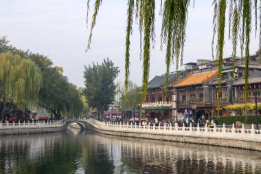 Pekin, Çin-11 Kasım 2024: Pekin 'de bulunan Shichahai manzarası. Shichahai merkezi Pekin 'in kuzeyindeki üç gölden oluşan tarihi manzaralı bir bölgedir.