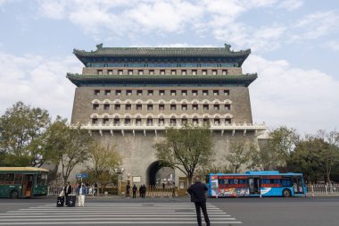 Pekin, Çin-11 Kasım 2024: Pekin Okçuluk Kulesi Pekin, Çin. Tiananmen Meydanı 'nın güneyinde Pekin' in tarihi şehir duvarında yer alan bir kapı.