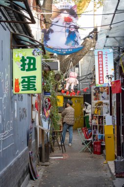 Pekin, Çin-11 Kasım 2024: Pekin, Çin 'deki Nanluoguxiang manzarası. 740 yıldan uzun bir geçmişe sahip Pekin 'in en popüler ve en eski Hutong' larından biridir.