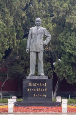 Pekin, Çin-11 Kasım 2024: Pekin 'deki Zhongshan Parkı' nda Sun Yat Sen Heykeli. Zhongshan Parkı eski bir imparatorluk sunağıydı ve şimdi halka açık bir park.