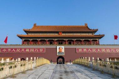 Pekin, Çin-12 Kasım 2024: Tiananmen Kulesi veya Pekin 'de mavi gökyüzü ile Cennet Kapısı. Modern Çin 'in sembolüdür..