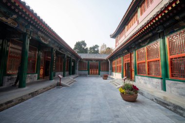 Pekin, Çin - 7 Kasım 2024: Pekin 'deki Pekin Parkı' nda Daoning Pansiyonu. Kraliyet ailesinin dinlenebileceği, yemek yiyebileceği ve uyuyabileceği güzel kıvrımlı bir koridoru olan bir yer.