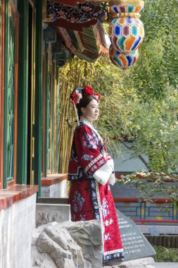 Pekin, Çin-7 Kasım 2024: Geleneksel Çin kıyafetleriyle Pekin 'deki Pekin Parkı' nı ziyaret eden turist.