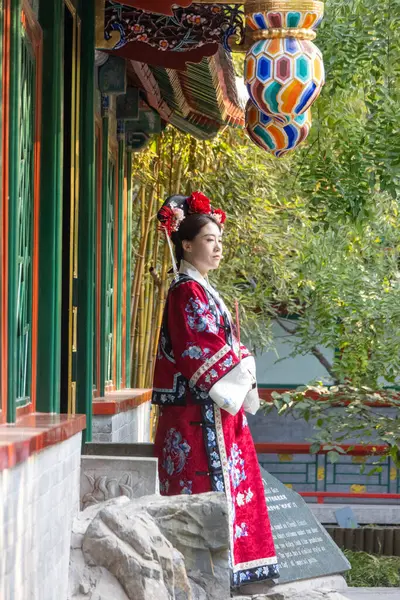 Pekin, Çin-7 Kasım 2024: Geleneksel Çin kıyafetleriyle Pekin 'deki Pekin Parkı' nı ziyaret eden turist.