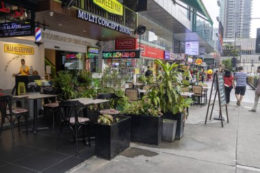 Kuala Lumpur, Malezya - 23 Aralık 2024: Kuala Lumpur, Malezya 'da Bukit Bintang sokak manzarası. Şehrin modern mimarisini ve hareketli atmosferini sergileyen canlı bir alışveriş bölgesi..