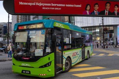Kuala Lumpur, Malezya - 24 Aralık 2024: GoKL Şehir Otobüsü, Kuala Lumpur 'un elektriksiz otobüs servisi, KL' yi düşük karbonlu şehre çevirme planı
