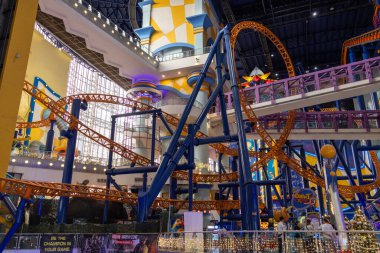 Kuala Lumpur, Malezya - 24 Aralık 2024: Kuala Lumpur 'daki Berjaya Times Meydanı Tema Parkı. 2003 'ten beri tüm aileye heyecan verici binişler ve oyunlar sunan en büyük kapalı alan temalı park.