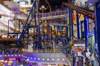 Kuala Lumpur, Malezya - 24 Aralık 2024: Kuala Lumpur 'daki Berjaya Times Meydanı Tema Parkı. 2003 'ten beri tüm aileye heyecan verici binişler ve oyunlar sunan en büyük kapalı alan temalı park.