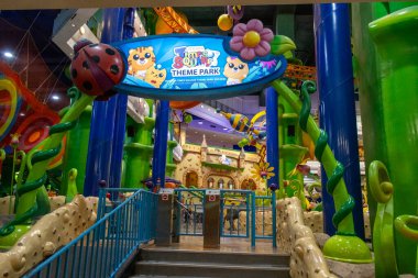 Kuala Lumpur, Malezya - 24 Aralık 2024: Kuala Lumpur 'daki Berjaya Times Meydanı Tema Parkı. 2003 'ten beri tüm aileye heyecan verici binişler ve oyunlar sunan en büyük kapalı alan temalı park.